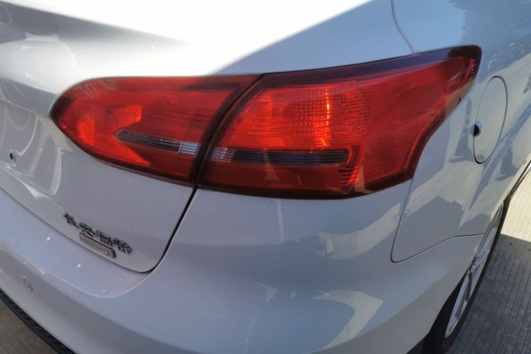 福特 福克斯 2017款 三厢 EcoBoost 180 自动精英型车身外观9