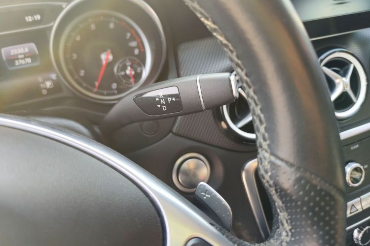 奔驰GLA 2019款 GLA 200 动感型中控内饰18