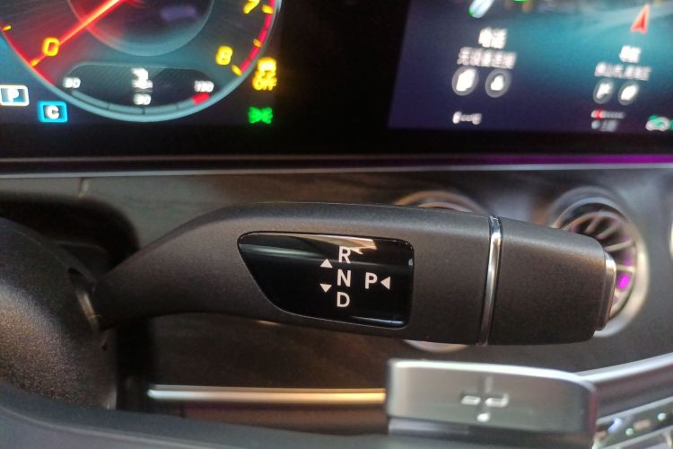 奔驰E级(进口) 2023款 改款 E 300 轿跑车中控内饰18