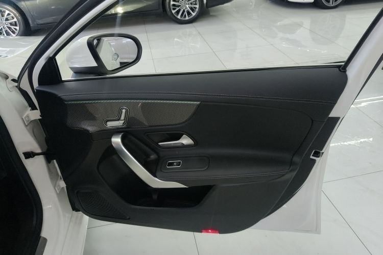 奔驰A级 2021款 A 200 L 运动轿车时尚型中控内饰7005