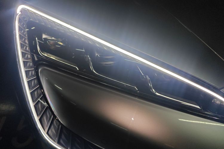 仰望U7 2025款 EV 五座豪华版车身外观8