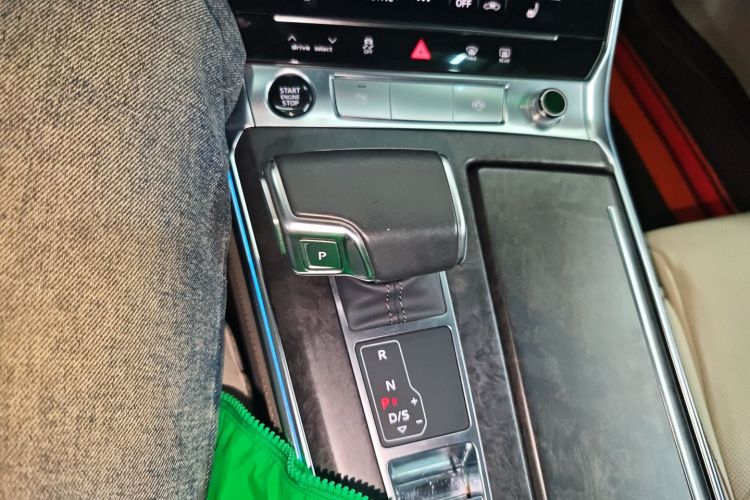 奥迪A6L 2021款 55 TFSI quattro 尊享致雅型中控内饰18