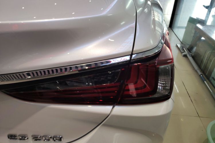 雷克萨斯ES 2020款 200 卓越版车身外观9