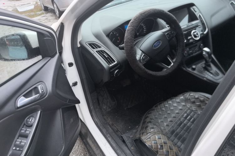 福特 福克斯 2015款 三厢 1.6L 自动风尚型中控内饰20