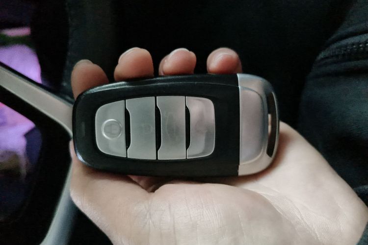 红旗H5 2022款 经典款 1.8T 自动智联旗享版中控内饰11