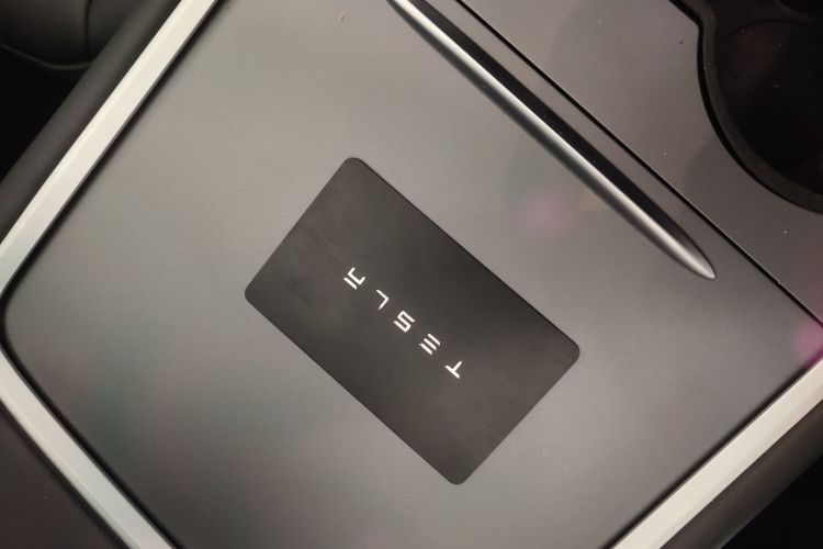 特斯拉 Model Y 2022款 长续航全轮驱动版中控内饰11