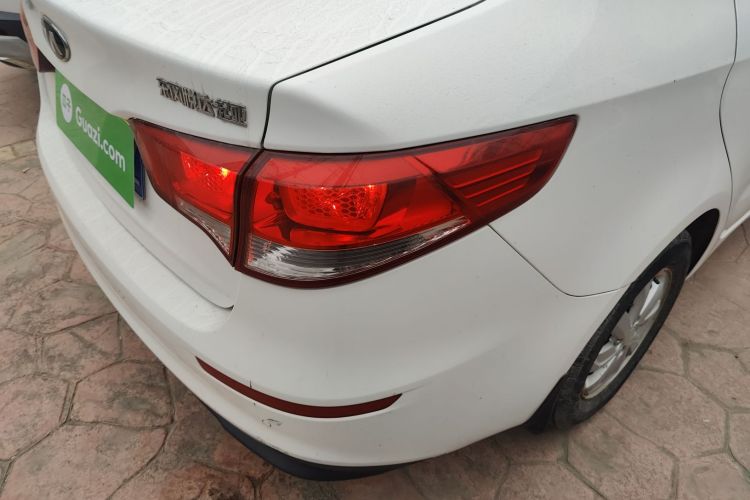 起亚K2 2015款 三厢 1.4L MT GLS车身外观9