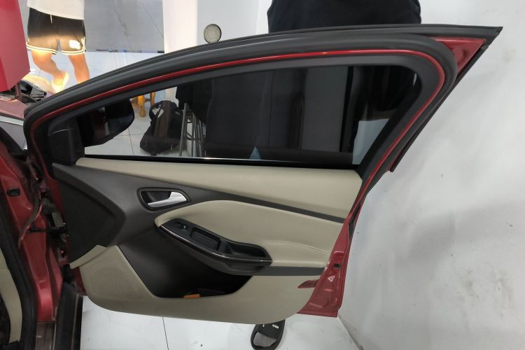 福特 福克斯 2012款 三厢 1.6L 自动风尚型中控内饰42