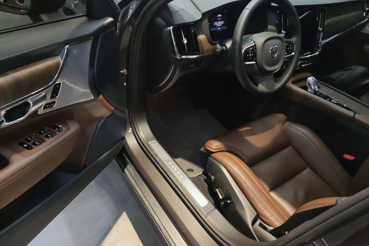 沃尔沃V90 2024款 Cross Country B5 AWD 智尊版中控内饰19