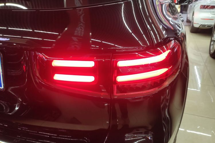 奔驰GLB 2024款 GLB 220 动感型车身外观9