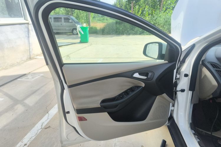 福特 福克斯 2015款 三厢 1.6L 自动舒适型中控内饰7007