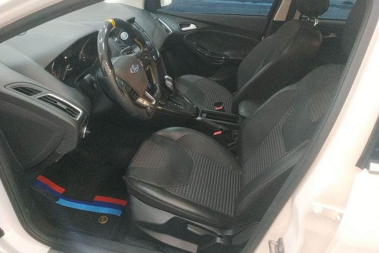 福特 福克斯 2017款 三厢 EcoBoost 180 自动精英型局部细节19