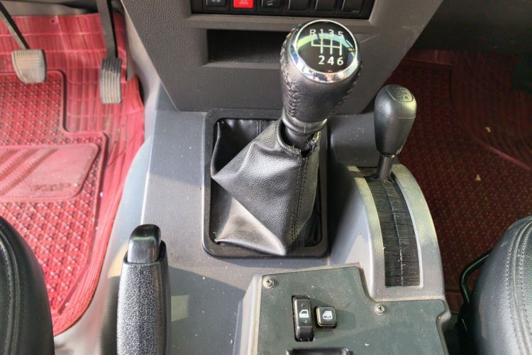 BAW北汽制造 勇士 2019款 2.4T 三门四驱短轴汽油版 国VI中控内饰18