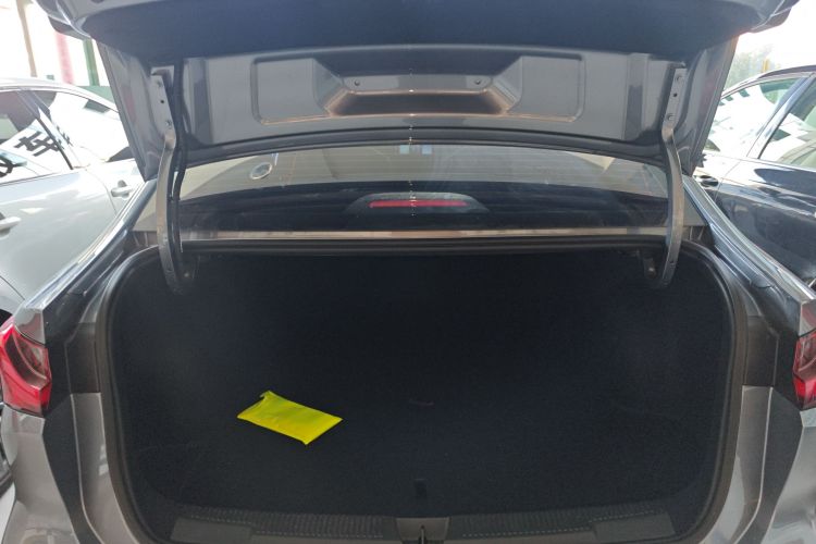 荣威i5 2023款 1.5L CVT豪华版机舱底盘23