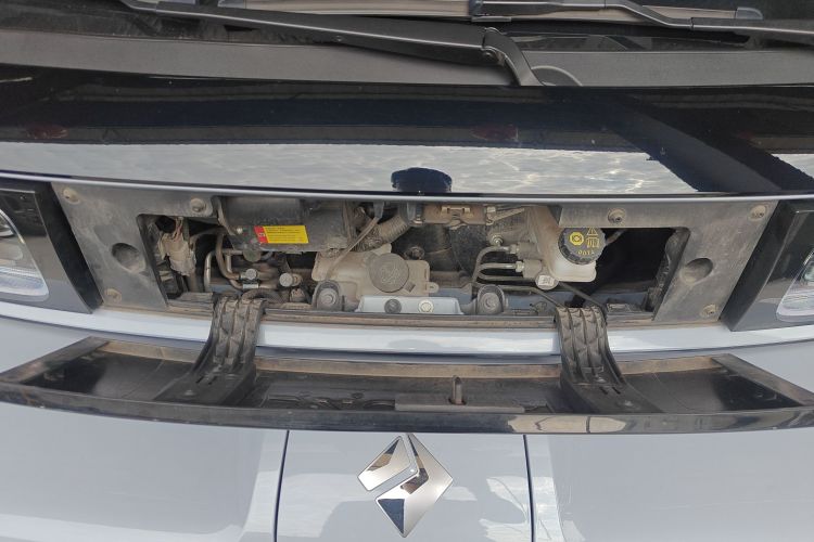 宝骏KiWi EV 2022款 艺术家轻享版 磷酸铁锂机舱底盘24