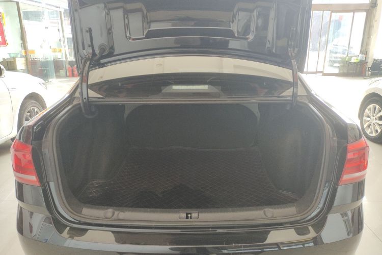 大众 朗逸 2017款 1.6L 手动风尚版机舱底盘23