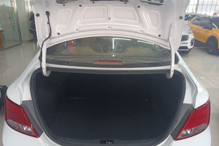 现代 瑞纳 2014款 1.4L 手动智能型GLS局部细节23