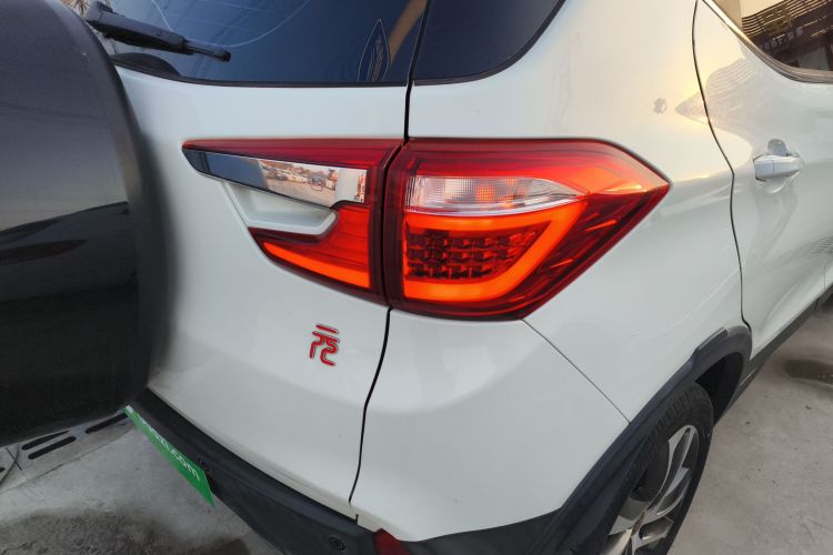 比亚迪 元 2016款 1.5L 手动尊贵型车身外观9