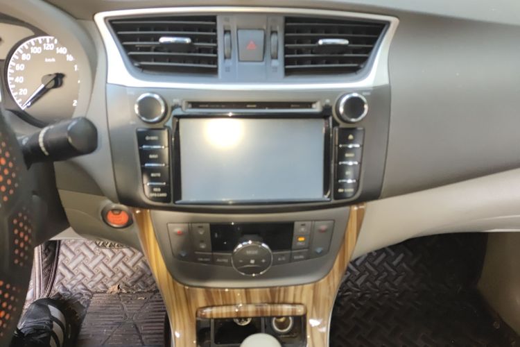 日产 轩逸 2014款 1.6XV CVT尊享版中控内饰16