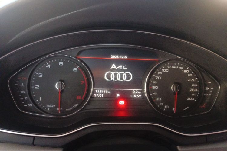 奥迪A4L 2018款 30周年年型 40 TFSI 进取型中控内饰14