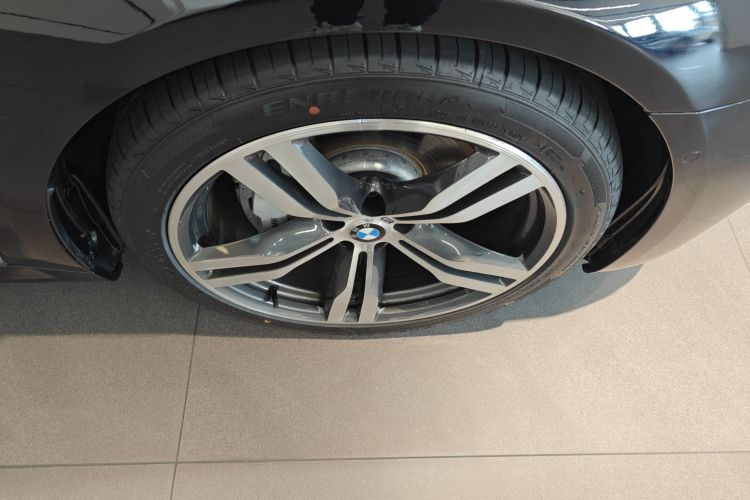 宝马7系 2018款 740Li xDrive 尊享型 M运动套装车身外观10