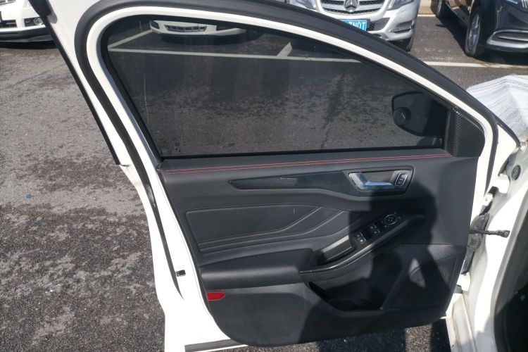 福特 福克斯 2022款 三厢 EcoBoost 180 自动ST Line中控内饰47