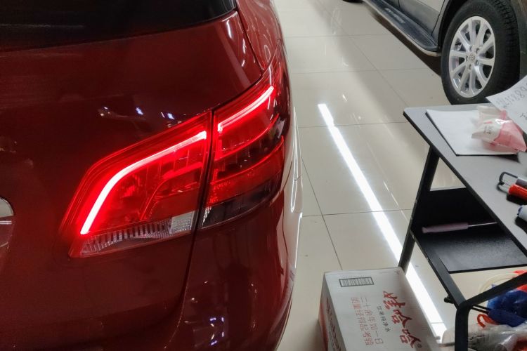 奔驰B级 2017款 B 200 动感型车身外观9