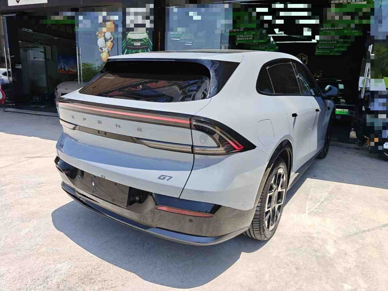 车辆右后45度外观展示