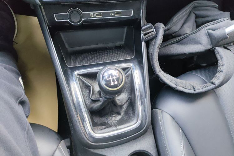 荣威i5 2019款 1.5L 手动4G互联朗豪版中控内饰18