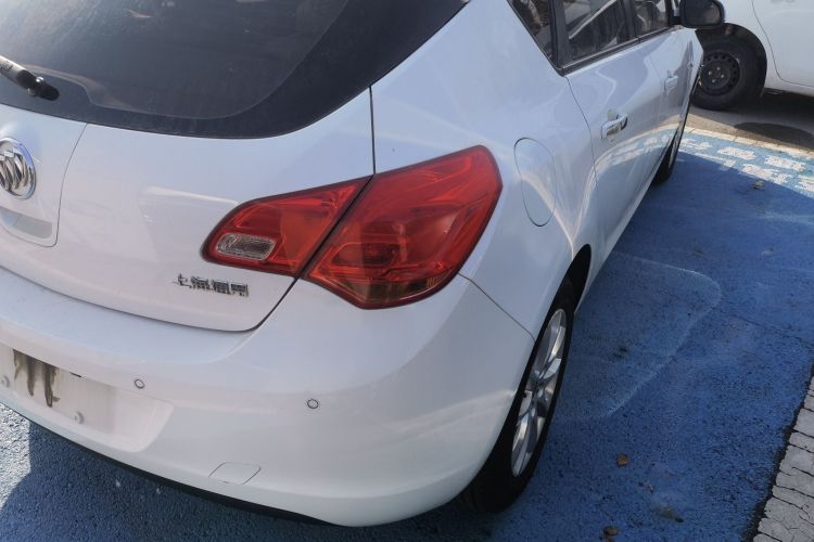 别克 英朗 2013款 XT 1.6L 自动时尚版车身外观9