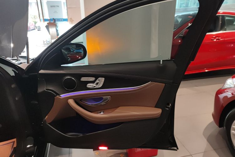 奔驰E级 2023款 E 300 L 运动时尚型中控内饰42