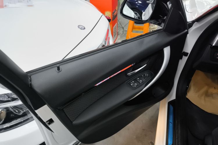 宝马3系 2017款 320i M运动型中控内饰7007