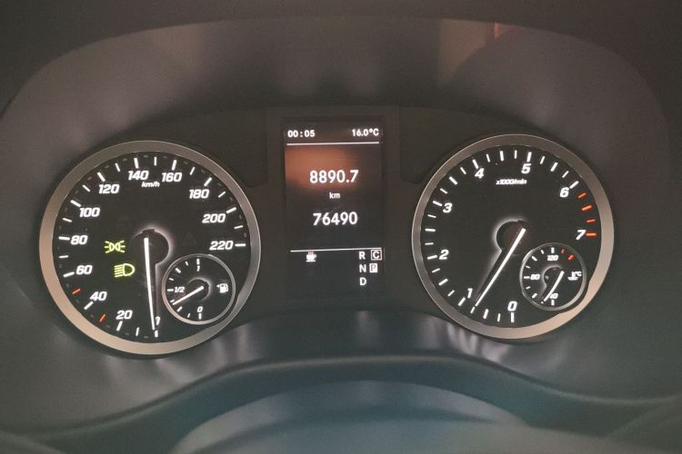 奔驰 威霆 2021款 2.0T 精英版 7座中控内饰14