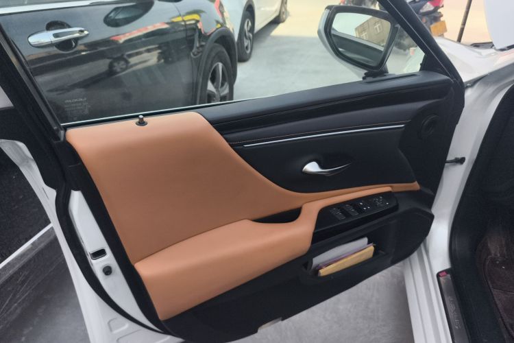 雷克萨斯ES 2023款 200 卓越版中控内饰47