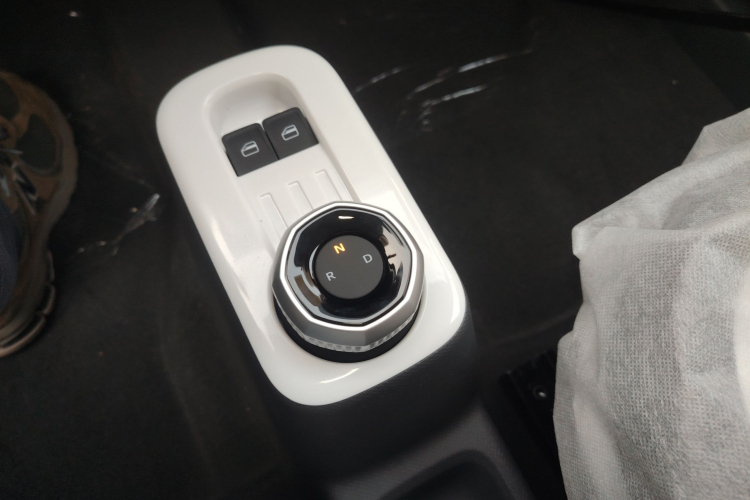 吉利银河 2025款 210km 熊猫卡丁中控内饰18