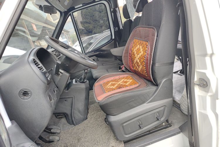 江铃 特顺 2021款 2.8T空间王金牛款短轴中高顶6座柴油国VI JX493中控内饰19