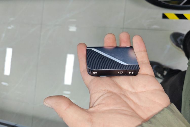 领克01 EM-P 2023款 1.5TD EM-P PM中控内饰11