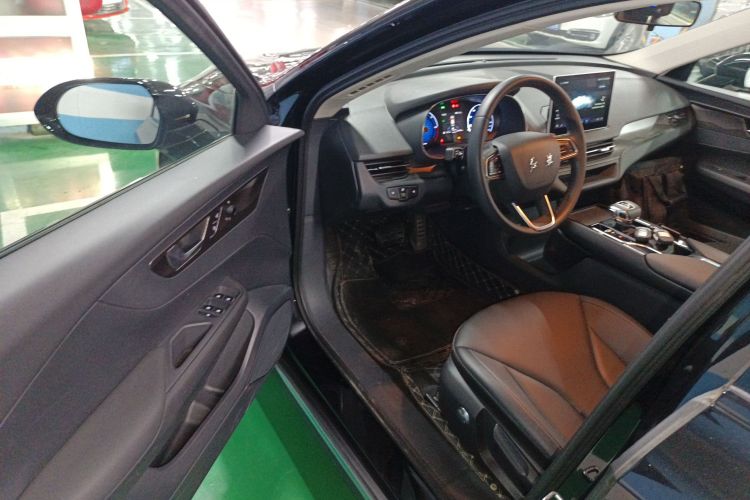 红旗E-QM5 2022款 431km 充电乐享版中控内饰7003