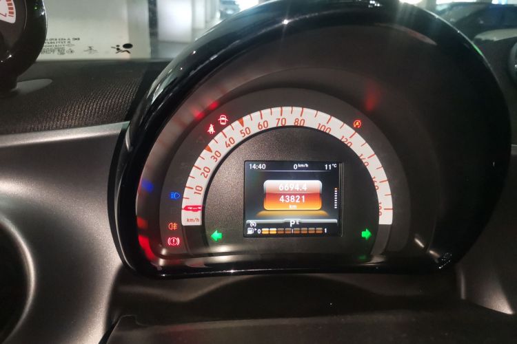 smart forfour 2018款 0.9T 66千瓦先锋版中控内饰14