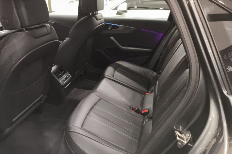 奥迪A4L 2024款 40 TFSI quattro RS套件燃速型中控内饰7004