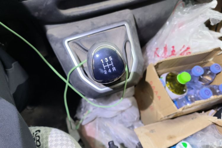 江铃 特顺 2021款 2.8T空间王金牛款长轴中高顶后单胎-踏6座柴油国VI JX493中控内饰18