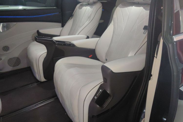 腾势D9 2024款 DM-i 980 四驱旗舰型中控内饰7004