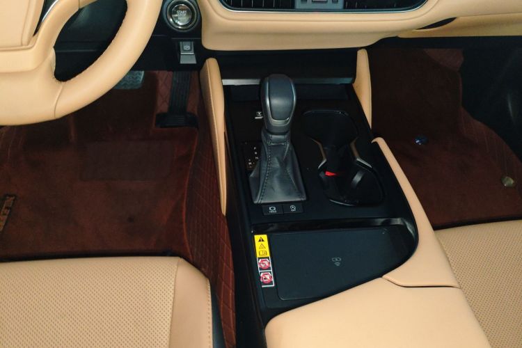 雷克萨斯ES 2025款 200 臻享版中控内饰18