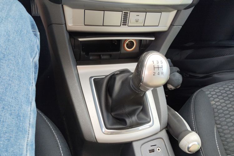 福特 福克斯 2013款 两厢经典 1.8L 手动基本型中控内饰18