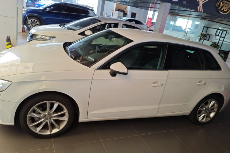 奥迪A3 2018款 30周年年型 Sportback 35 TFSI 进取型车身外观4