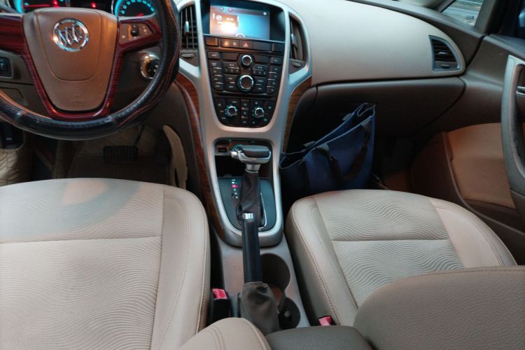 别克 英朗 2013款 GT 1.6L 自动时尚版中控内饰18