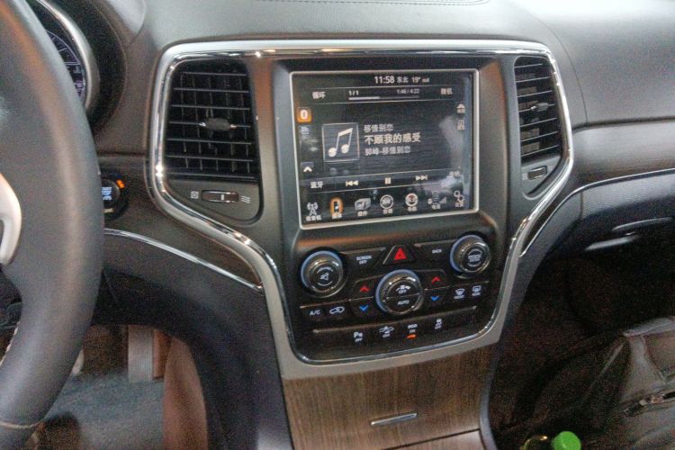 Jeep 大切诺基(进口) 2015款 3.6L 豪华导航版中控内饰16