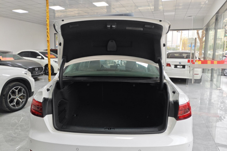 奥迪A4L 2017款 40 TFSI 时尚型机舱底盘23