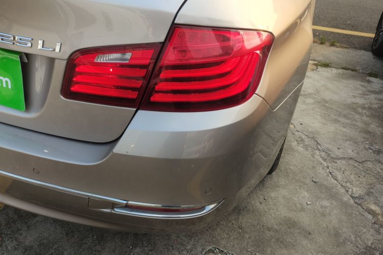 宝马5系 2014款 525Li 豪华设计套装车身外观9