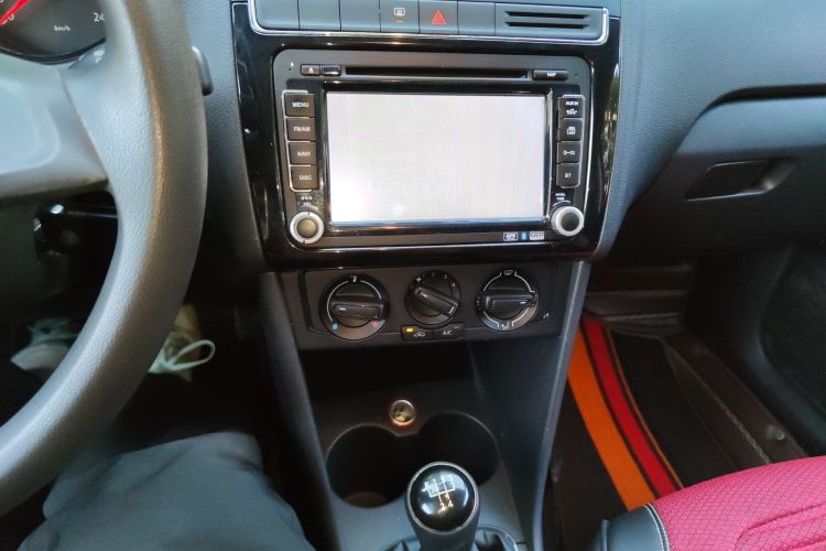 大众 Polo 2014款 1.4L 手动风尚版中控内饰16